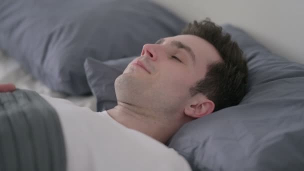 Беспокойный человек просыпается в постели мышления, крупным планом - Кадры, видео