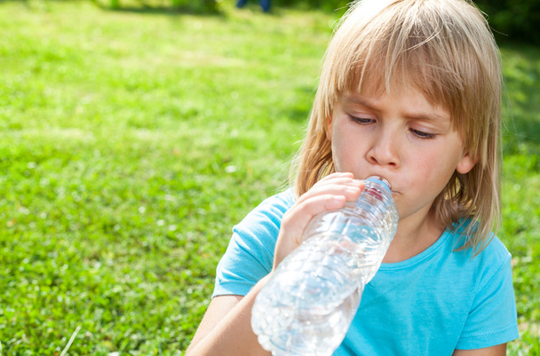 Agua potable para niños al aire libre
 - Foto, Imagen