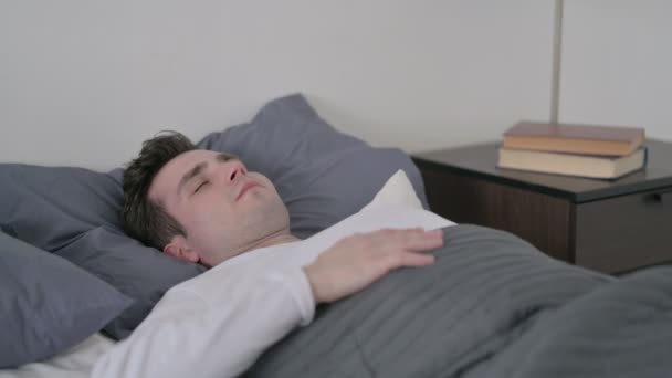Человек кашляет, когда спит в постели - Кадры, видео