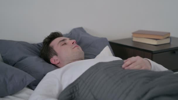 Hombre durmiendo en la cama pacíficamente - Imágenes, Vídeo
