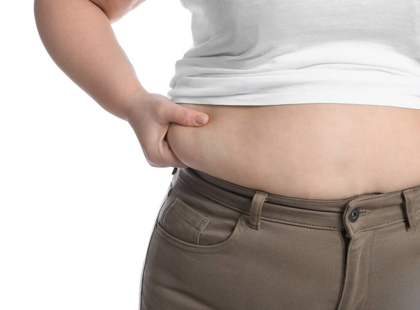 Übergewichtige Frau in engem Hemd und Hose auf weißem Hintergrund, Nahaufnahme - Foto, Bild