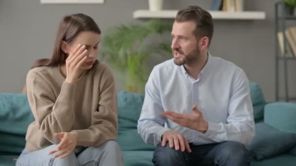Hombre discutiendo mientras las mujeres se sienten estresadas en el sofá  - Metraje, vídeo