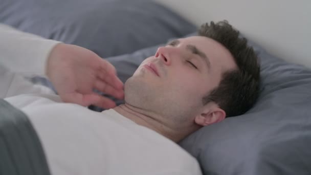 Ο άνθρωπος που έχει πόνο στο λαιμό, ενώ κοιμάται στο κρεβάτι, κοντινό - Πλάνα, βίντεο