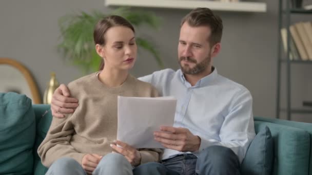 Couple lisant des documents ensemble sur le canapé  - Séquence, vidéo