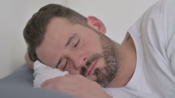 Mężczyzna kaszel podczas snu w łóżku - Materiał filmowy, wideo