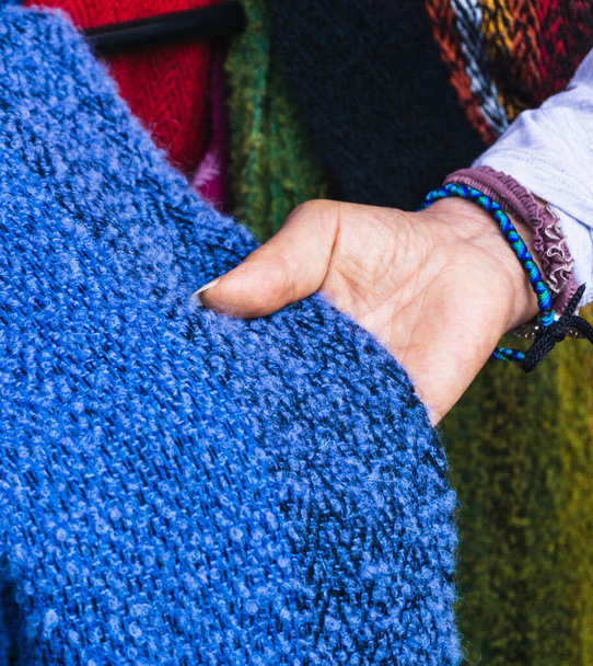 telares hermosos y coloridos hechos en San Pedro de Cajas, Tarma, Perú. Mano sosteniendo hermosos telares azules hechos por artesano - Foto, Imagen