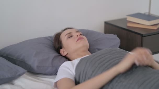 Žena cítí nepříjemně, když spí v posteli - Záběry, video