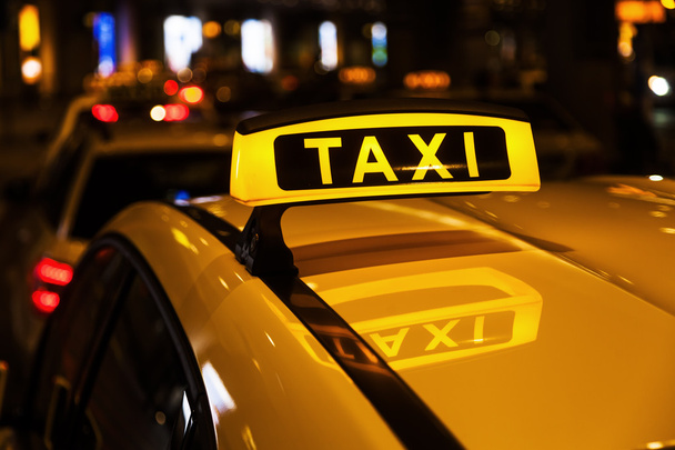 Segno di taxi illuminato su un tetto di un taxi tedesco
 - Foto, immagini