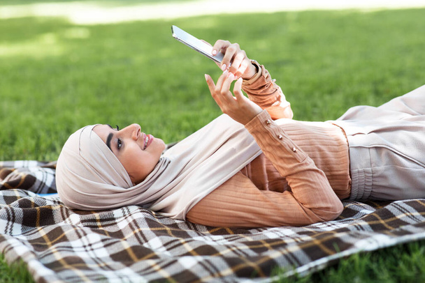 Blog e social network, riposo e relax con il solo dispositivo outdoor - Foto, immagini