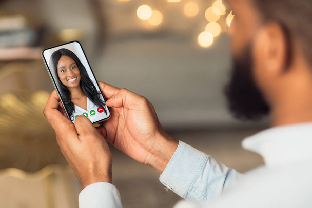 Online daten. Afro-Amerikaanse man video bellen met vriendin, moderne technologie voor relaties tijdens lockdown - Foto, afbeelding