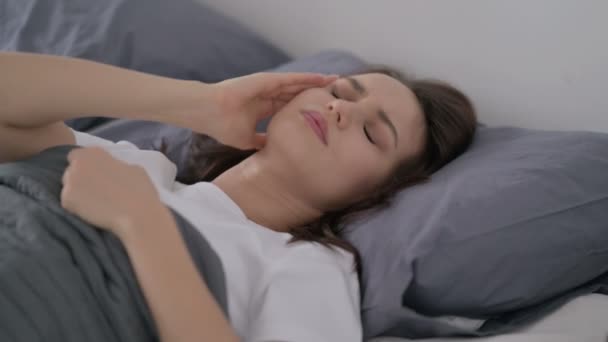 Γυναίκα που έχει πονοκέφαλο ενώ κοιμάται στο κρεβάτι - Πλάνα, βίντεο