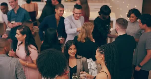 Ένα πάρτι, πολλές ενδιαφέρουσες προσωπικότητες. 4k βίντεο με μια ομάδα νέων να πίνουν ποτά και να κοινωνικοποιούνται σε ένα πάρτι. - Πλάνα, βίντεο