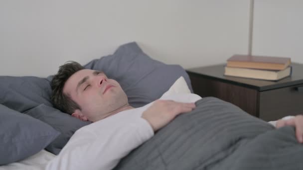 Человек просыпается от кошмара в постели - Кадры, видео