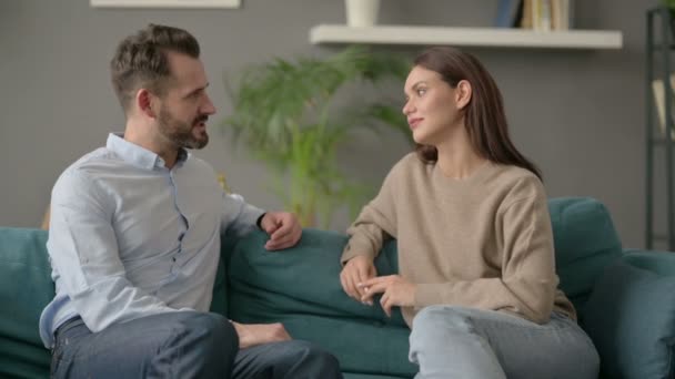 Ζευγάρι έχοντας σοβαρή συζήτηση, ενώ κάθεται στον καναπέ  - Πλάνα, βίντεο