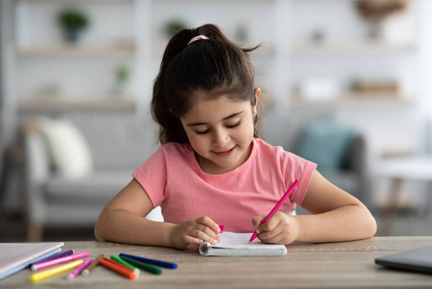 Portrait Of Cute Little Preteen Girl Drawing With Colorful Pens At Home - Φωτογραφία, εικόνα