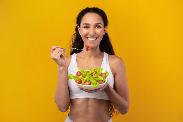 Портрет улыбающейся латиноамериканской леди с салатом - Фото, изображение