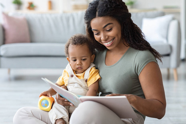 Щаслива Чорна Родина Мати З Милим Немовлям Син Читає Книгу Вдома
 - Фото, зображення