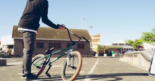 Born to bike. 4k video of a young bmx biker doing tricks with his bike in a skate park. - Filmagem, Vídeo