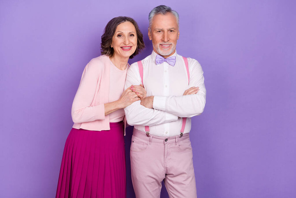 Retrato de dos socios ancianos idílicos sostienen brazos cruzados aislados sobre fondo de color púrpura - Foto, Imagen