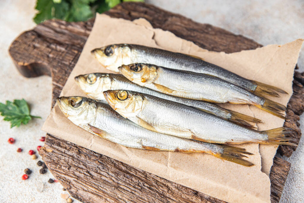 καπνιστά ψάρια σαρδελόρεγγας ρέγγα αλατισμένα θαλασσινά γεύμα σνακ στο τραπέζι αντίγραφο χώρο τροφίμων φόντο  - Φωτογραφία, εικόνα