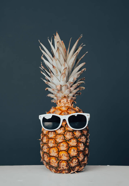 Pineapple with sunglasses on colorful backround. Summer holiday or vacation concept. - Foto, immagini