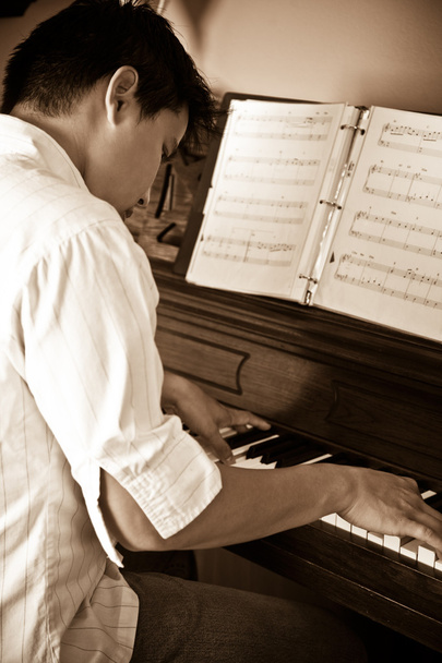 Asyalı adam piyano - Fotoğraf, Görsel