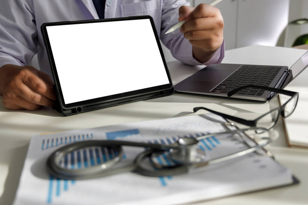 Healthcare and Medical doctor analyzing medical report Medical technology concept. - Foto, Bild