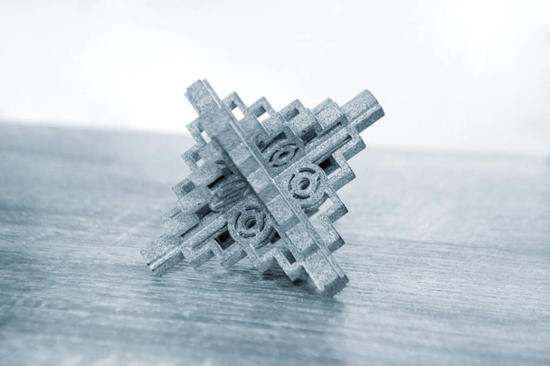 Объект серой абстрактной модели, отпечатанный на 3D-принтере с крупным планом - Фото, изображение