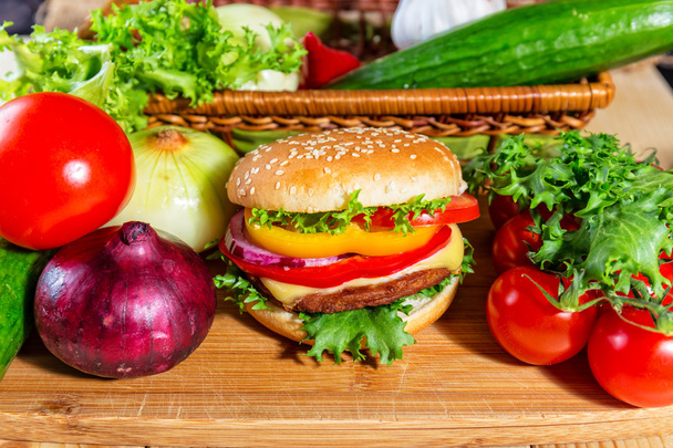 hamburguesa casera con verduras frescas, de cerca
  - Foto, Imagen
