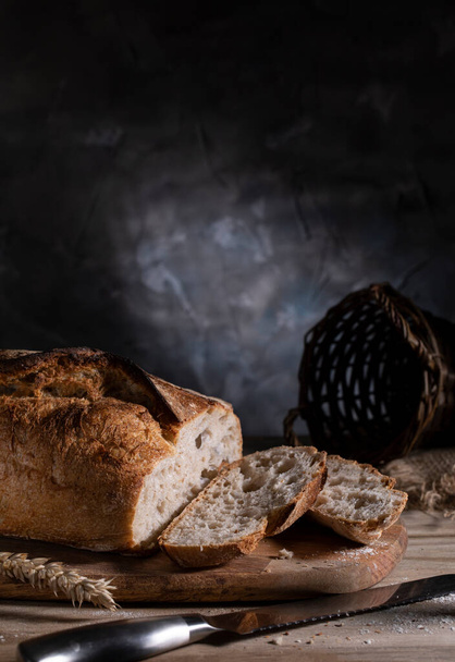 Pão de trigo fresco em uma mesa rústica de madeira - Foto, Imagem