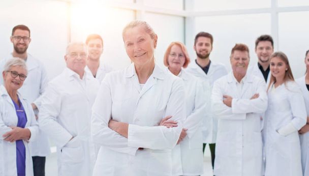 large group of people in white coats standing together. - Foto, Imagen