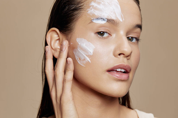 Schöne Frau Gesichtsmaske Creme saubere Haut Gesichtspeeling isoliert Hintergrund - Foto, Bild