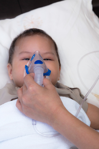 Baby benutzt Abstandshalter für respiratorische Synzytialviren - Foto, Bild