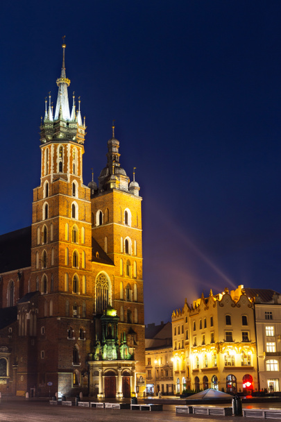 Kościół Mariacki w nocy w Kraków, Polska.  - Zdjęcie, obraz