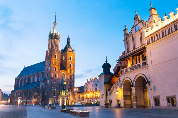 Sukiennice y la iglesia de Santa María por la noche en Cracovia, Polonia
.  - Foto, Imagen