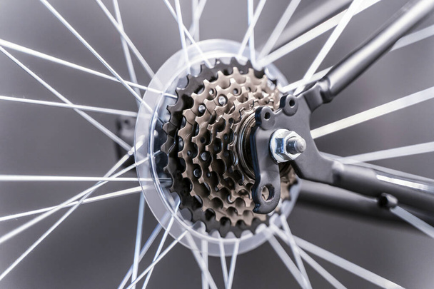 Asterischi e raggi di una bicicletta. Elemento strutturale in acciaio del meccanismo della bicicletta, fissaggio e pulizia - Foto, immagini
