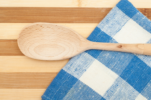 houten spatel op een blauwe vaatdoek - Foto, afbeelding