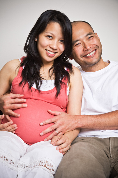 Happy expecting pregnant asian couple - Zdjęcie, obraz