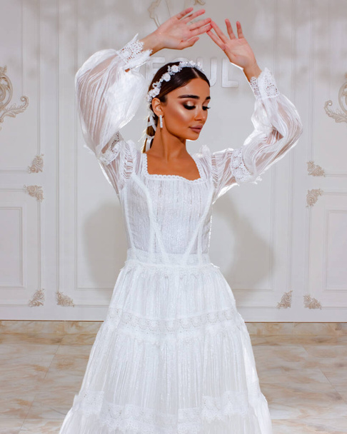 Portrait of a beautiful bride in a beautiful wedding dress - Valokuva, kuva