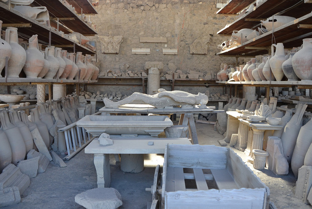 Collection d'objets trouvés lors de fouilles dans l'ancienne Pompéi
 - Photo, image