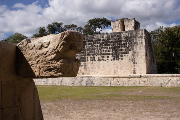 Antike Maya-Ruine des Ballspiels durch Kukulkan, die gefiederte Schlange der Mayas gesehen. - Foto, Bild