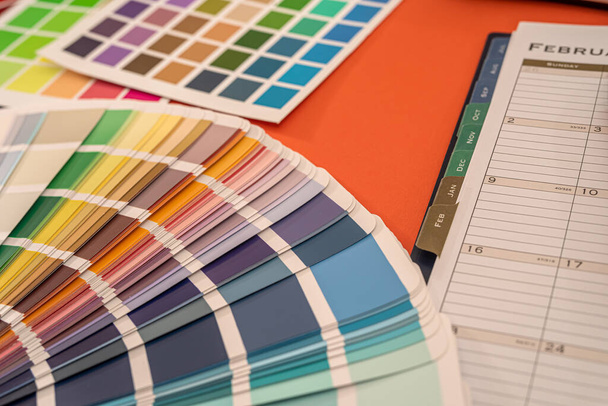 Auf einem monochromen Hintergrund sind Farbpaletten, Muster und daneben das Notizbuch mit dem Griff ausgelegt. Gestaltungskonzept - Foto, Bild