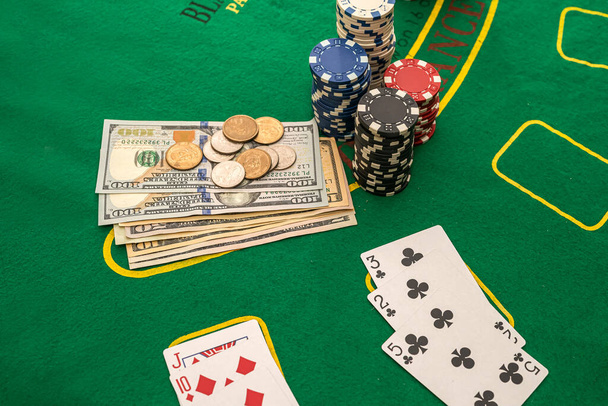 pestrobarevné pokerové karty žetony dolarové bankovky rozložené na novém zeleném pokerovém stole. Poker koncept. Koncept vzrušení - Fotografie, Obrázek