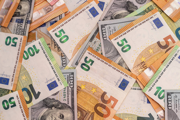 achtergrond van de belangrijkste munteenheden ter wereld - de confrontatie tussen de dollar en de euro - Foto, afbeelding