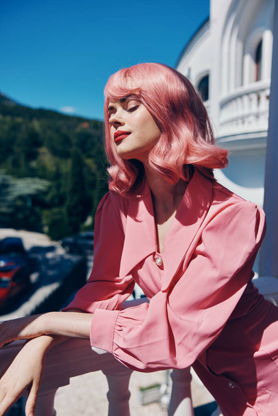 elbűvölő nő Vintage divat rózsaszín haj pózol nyáron változatlan - Fotó, kép