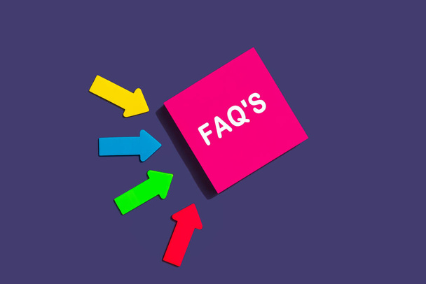 FAQ veelgestelde vragen - concept van tekst op plakkerige noot. Roze vierkante plakkerige noot en kleurrijke pijlen op paarse achtergrond, bovenaanzicht - Foto, afbeelding