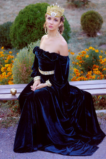 Елегантна молода жінка, одягнена як королева
 - Фото, зображення