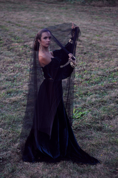 jonge weduwe dragen zwarte sluier - Foto, afbeelding