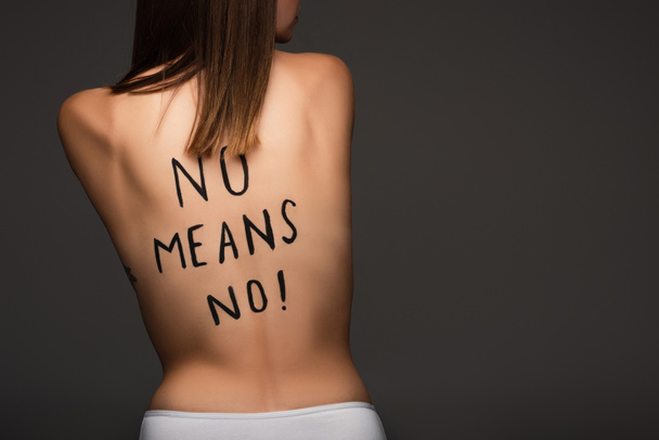 Rückseite der beschnittenen Frau ohne jede Phrase auf dem Körper isoliert auf dunkelgrau geschrieben - Foto, Bild