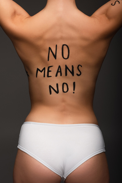 vista cortada de mulher jovem, sem meios nenhuma frase escrita nas costas isolado em cinza escuro - Foto, Imagem